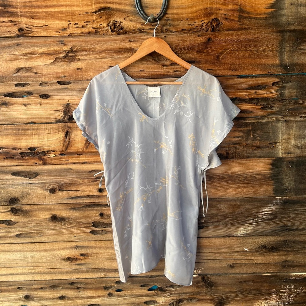 ALYSI CREME | 100% Silk Pale Gray Short Sleeve V-Neck Top Gold Floral Accents 6